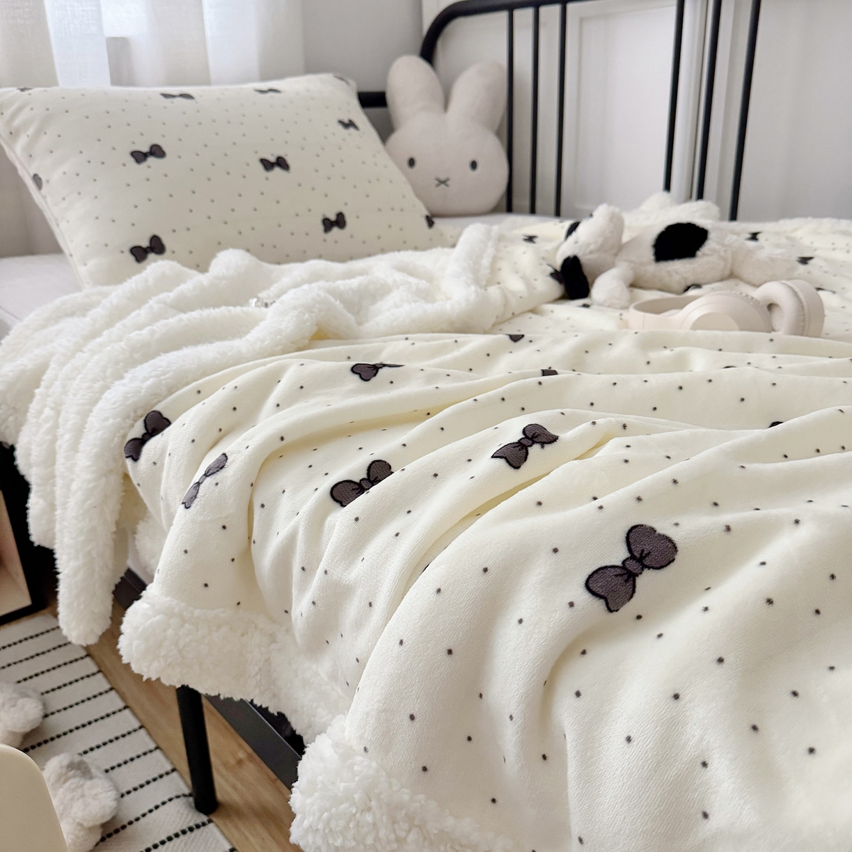 91家纺网 家纺一手货源 找家纺 寐居家纺 2025新款牛奶绒卡通毛毯系列 波点蝴蝶结