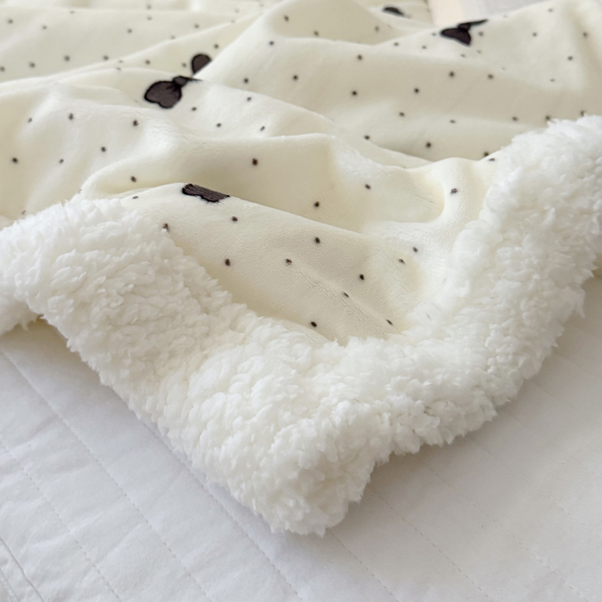 91家纺网 家纺一手货源 找家纺 寐居家纺 2025新款牛奶绒卡通毛毯系列 波点蝴蝶结