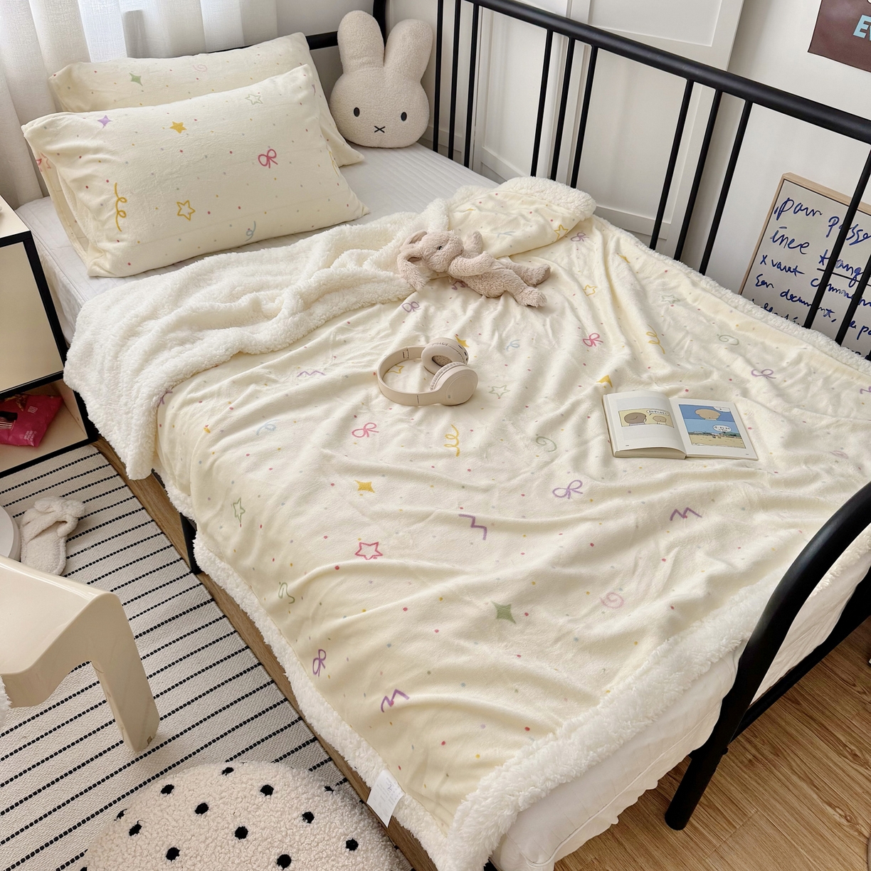 91家纺网 家纺一手货源 找家纺 寐居家纺 2025新款牛奶绒卡通毛毯系列 彩色波点