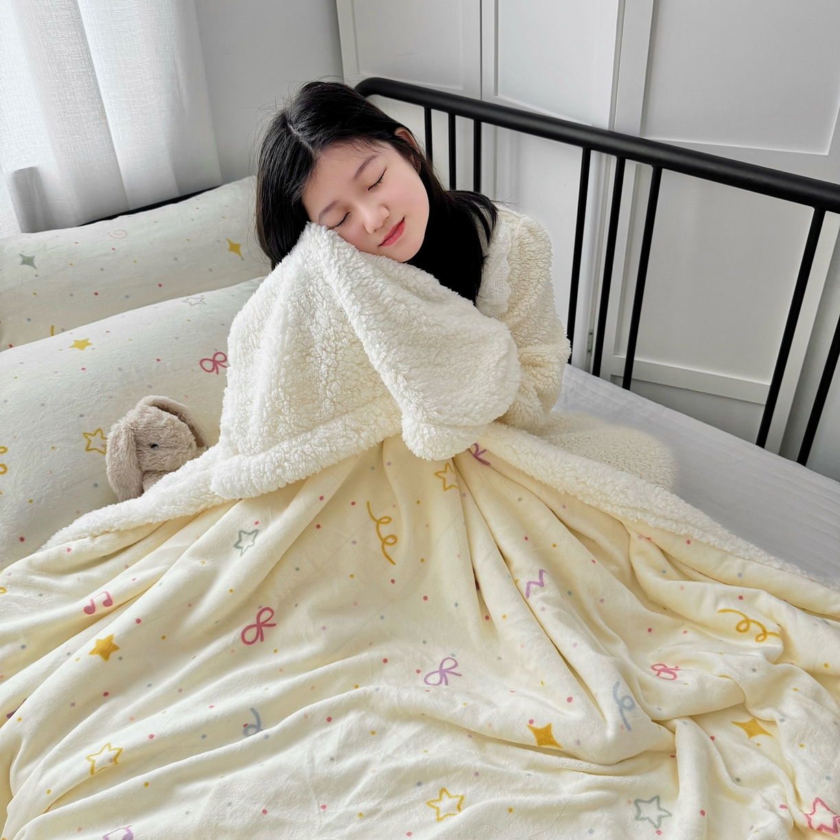 91家纺网 家纺一手货源 找家纺 寐居家纺 2025新款牛奶绒卡通毛毯系列 彩色波点