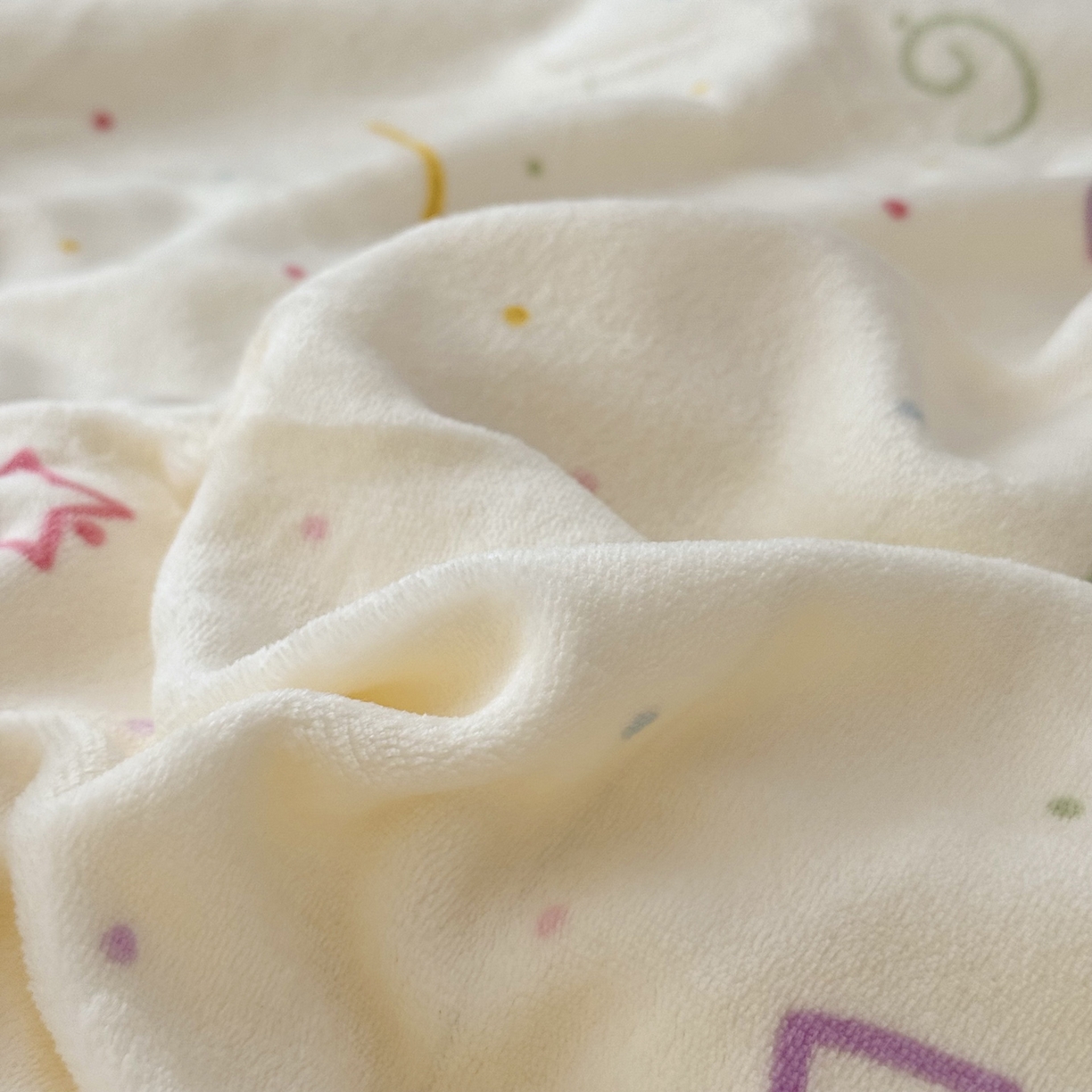 91家纺网 家纺一手货源 找家纺 寐居家纺 2025新款牛奶绒卡通毛毯系列 彩色波点