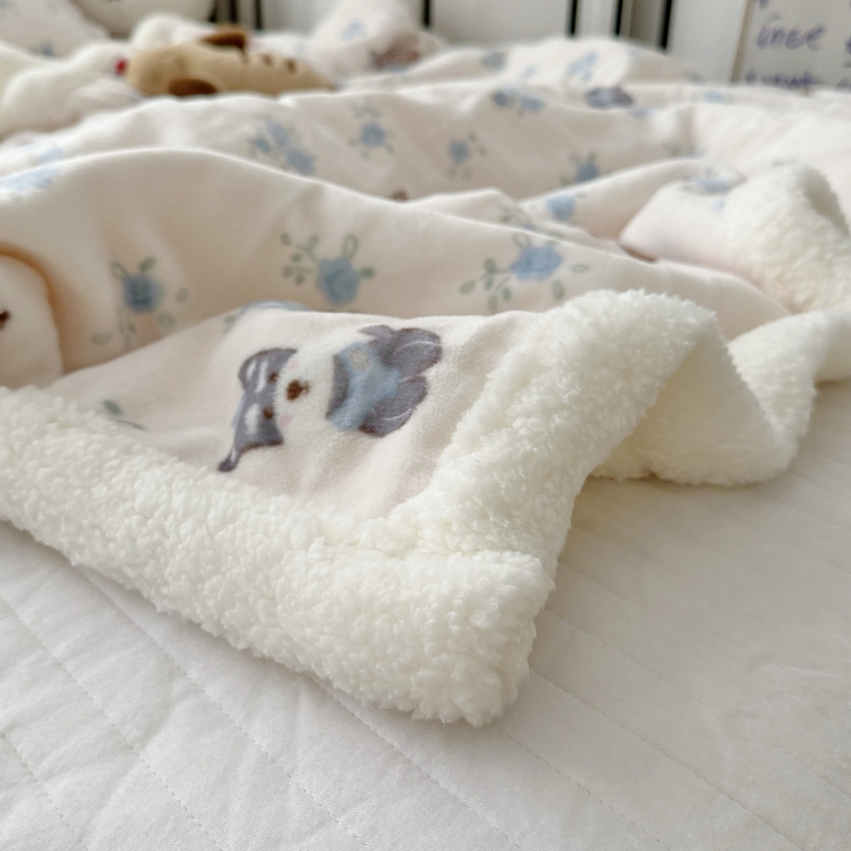 91家纺网 家纺一手货源 找家纺 寐居家纺 2025新款牛奶绒卡通毛毯系列 狗狗乐园