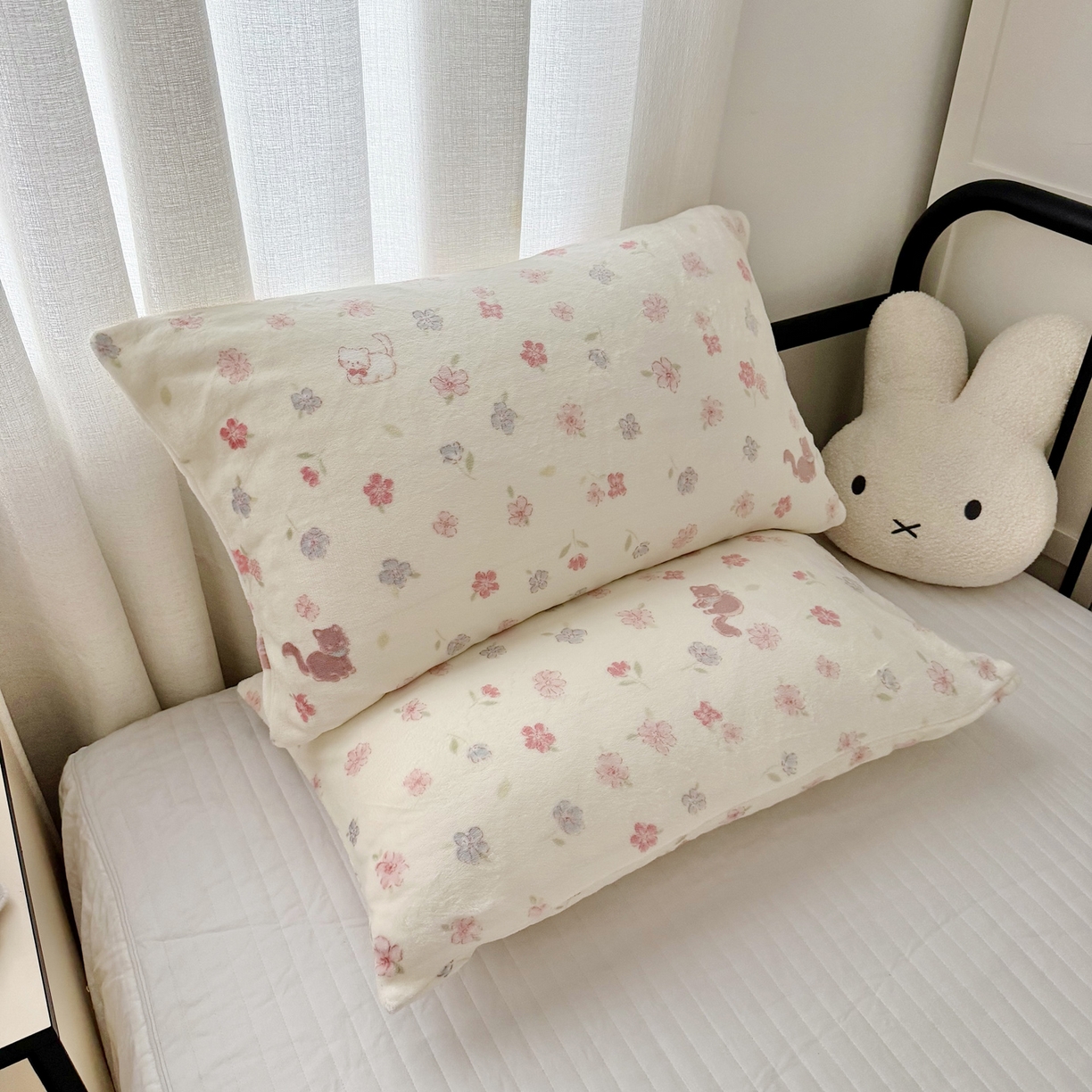 91家纺网 家纺一手货源 找家纺 寐居家纺 2025新款牛奶绒卡通毛毯系列 花园小猫咪