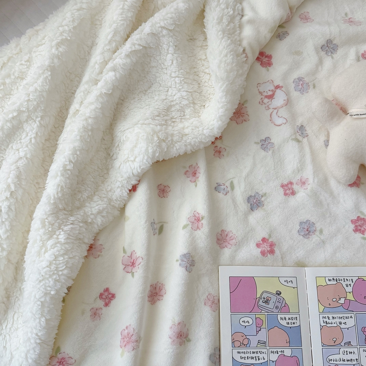 91家纺网 家纺一手货源 找家纺 寐居家纺 2025新款牛奶绒卡通毛毯系列 花园小猫咪