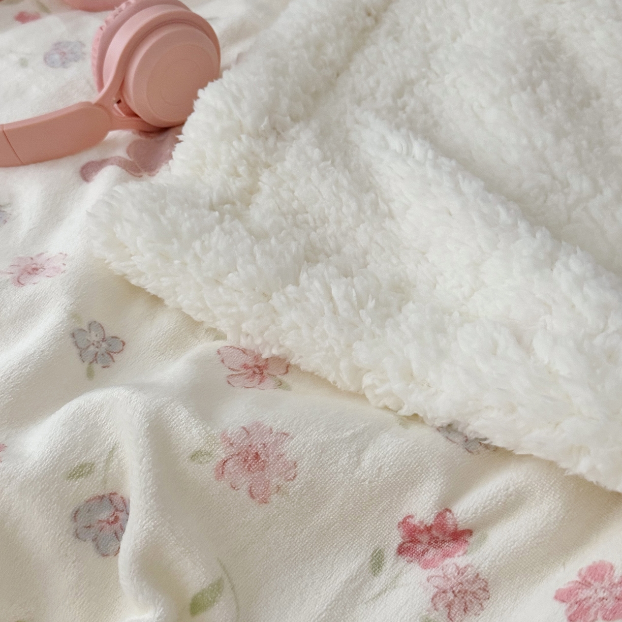 91家纺网 家纺一手货源 找家纺 寐居家纺 2025新款牛奶绒卡通毛毯系列 花园小猫咪