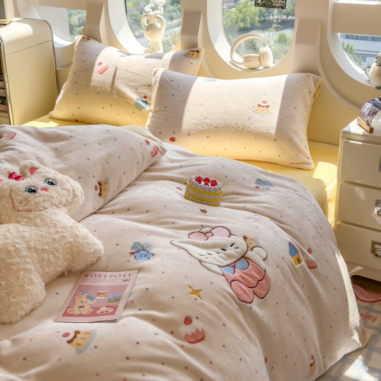 91家纺网 家纺一手货源 找家纺 摩妮卡 2025新款卡通牛奶绒刺绣四件套系列 甜点世界