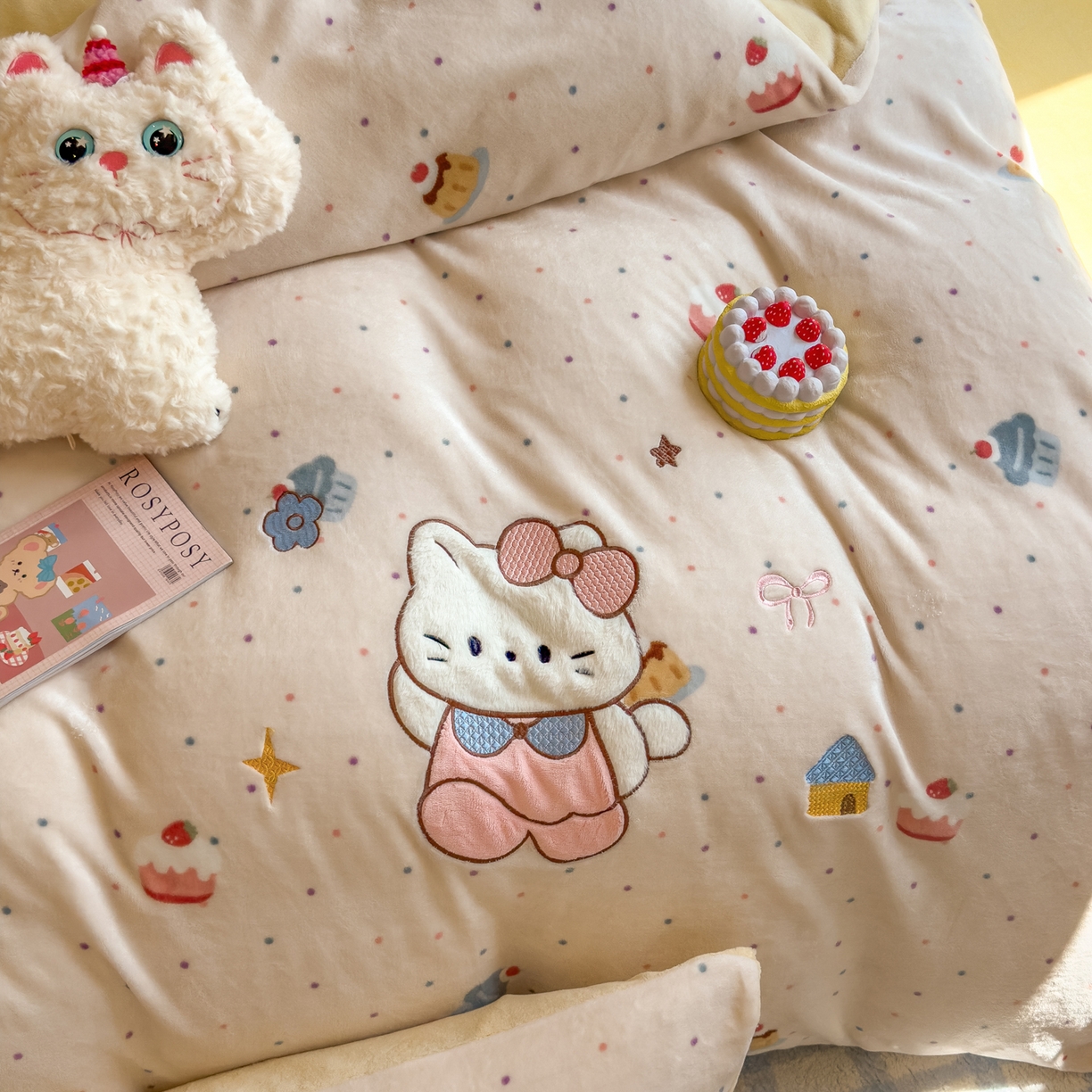 91家纺网 家纺一手货源 找家纺 摩妮卡 2025新款卡通牛奶绒刺绣四件套系列 甜点世界