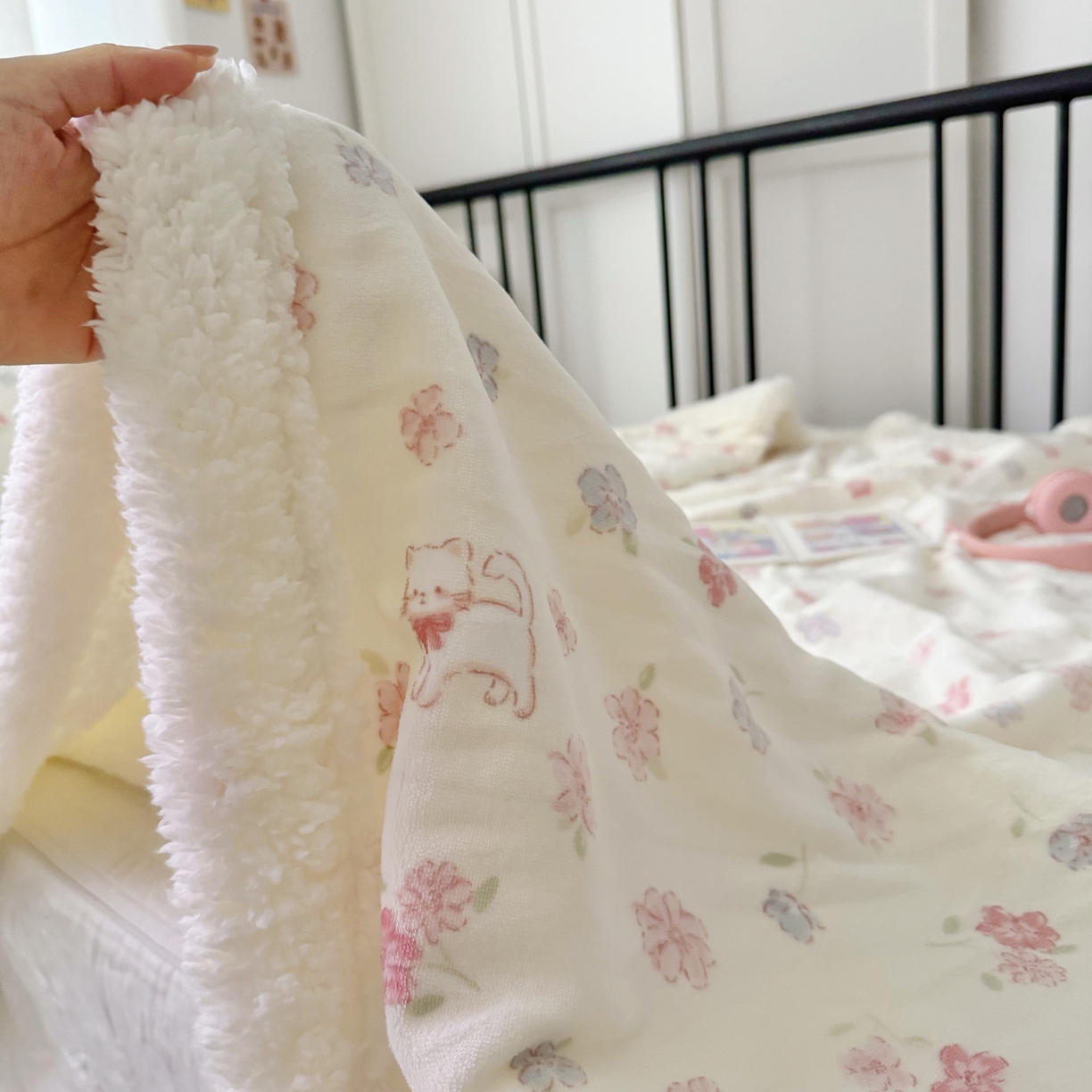 91家纺网 家纺一手货源 找家纺 寐居家纺 2025新款牛奶绒卡通毛毯系列 花园小猫咪