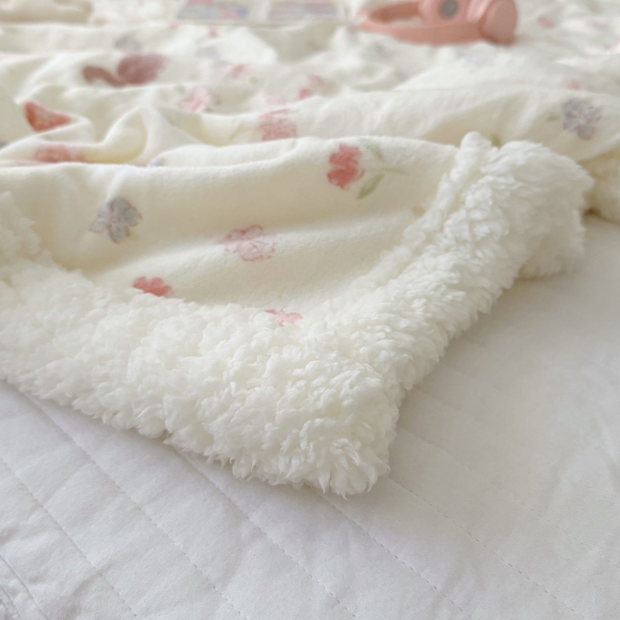 91家纺网 家纺一手货源 找家纺 寐居家纺 2025新款牛奶绒卡通毛毯系列 花园小猫咪