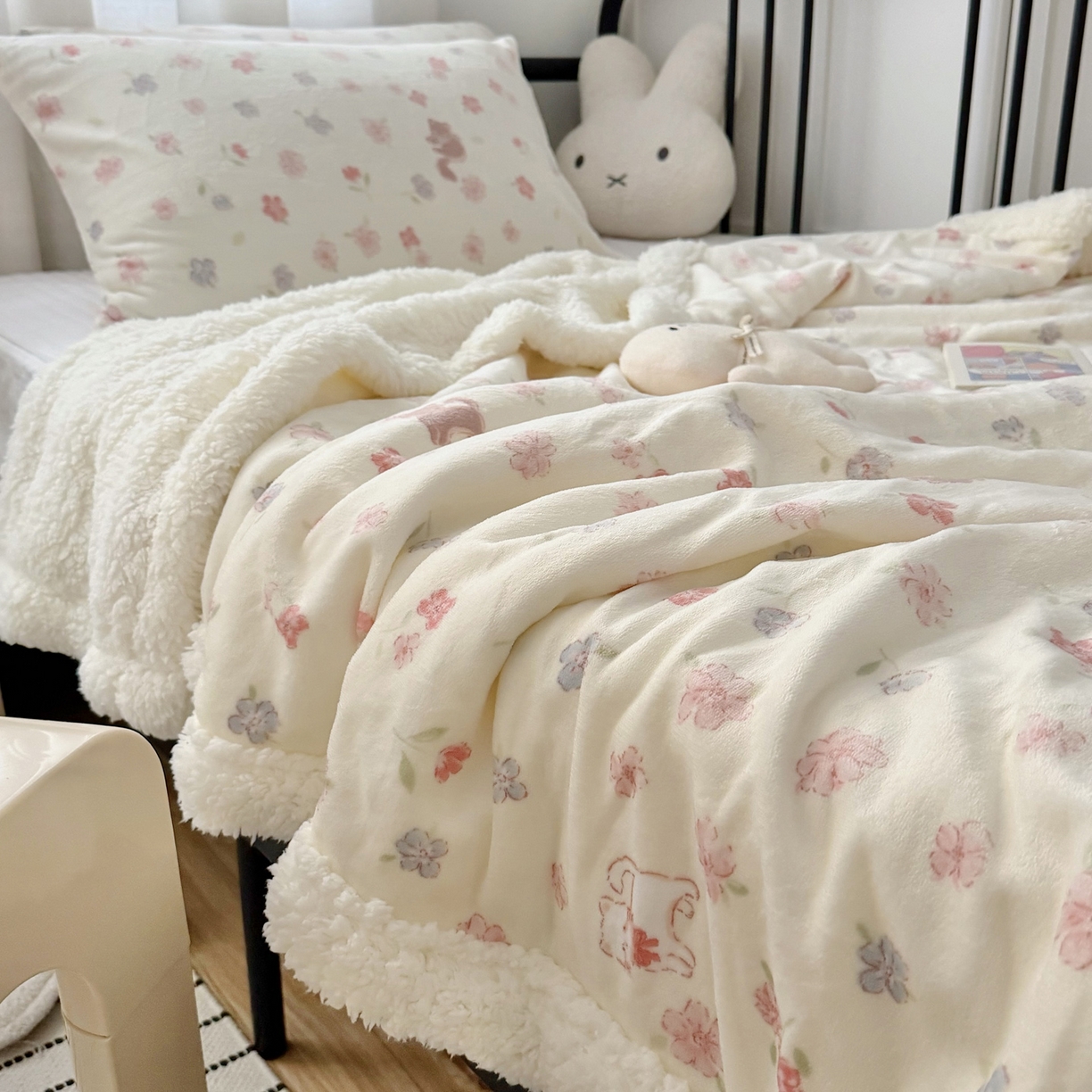 91家纺网 家纺一手货源 找家纺 寐居家纺 2025新款牛奶绒卡通毛毯系列 花园小猫咪