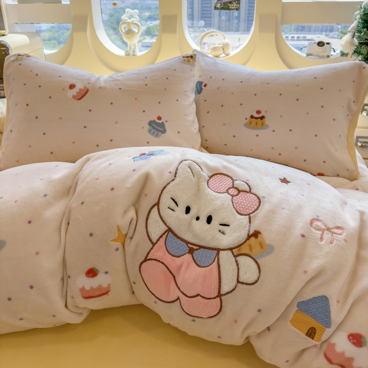 91家纺网 家纺一手货源 找家纺 摩妮卡 2025新款卡通牛奶绒刺绣四件套系列 甜点世界