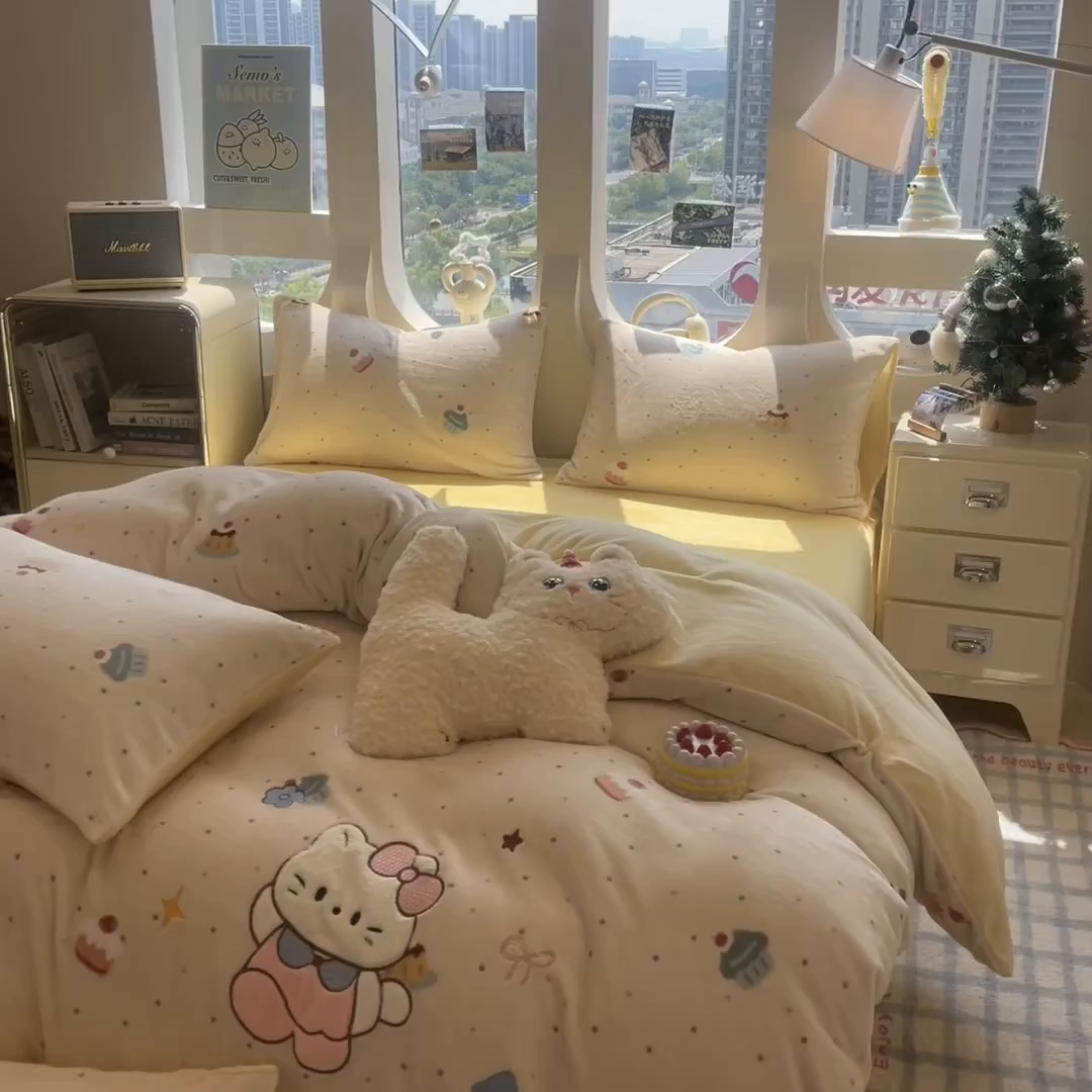 91家纺网 家纺一手货源 找家纺 摩妮卡 2025新款卡通牛奶绒刺绣四件套系列 甜点世界