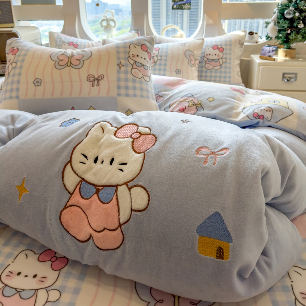 91家纺网 家纺一手货源 找家纺 摩妮卡 2025新款卡通牛奶绒刺绣四件套系列 猫咪甜心店