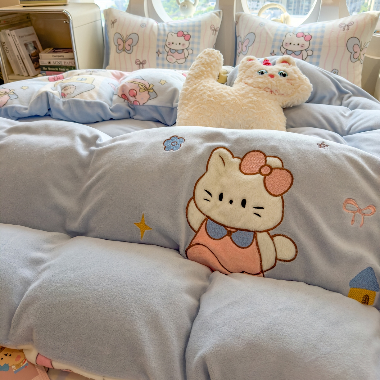 91家纺网 家纺一手货源 找家纺 摩妮卡 2025新款卡通牛奶绒刺绣四件套系列 猫咪甜心店