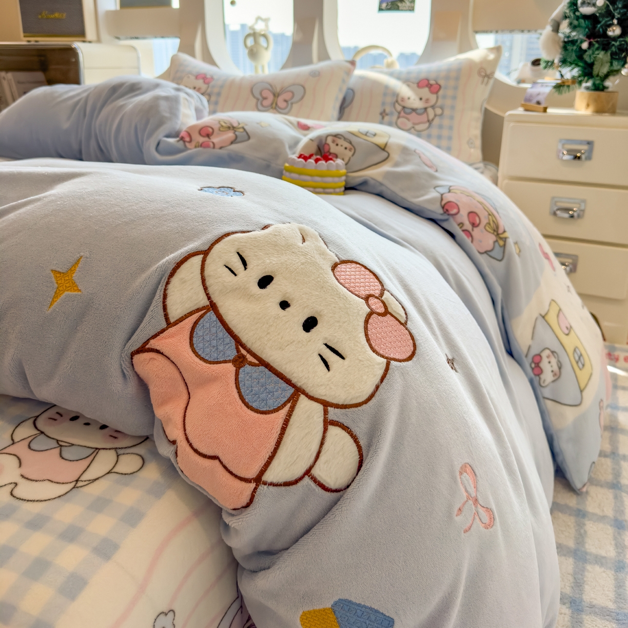 91家纺网 家纺一手货源 找家纺 摩妮卡 2025新款卡通牛奶绒刺绣四件套系列 猫咪甜心店