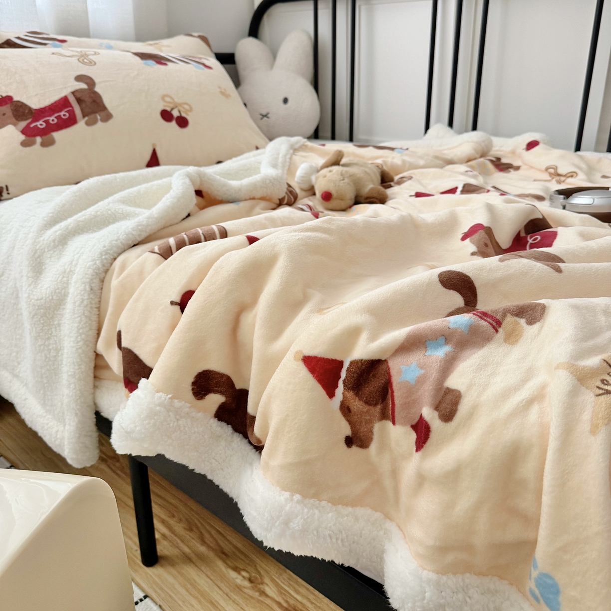 91家纺网 家纺一手货源 找家纺 寐居家纺 2025新款牛奶绒卡通毛毯系列 腊肠狗
