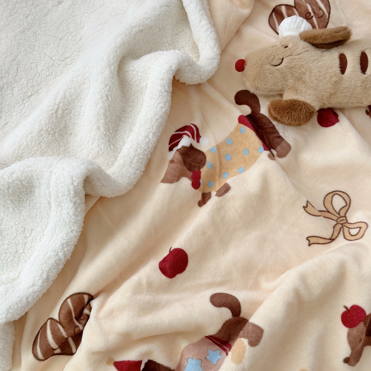 91家纺网 家纺一手货源 找家纺 寐居家纺 2025新款牛奶绒卡通毛毯系列 腊肠狗