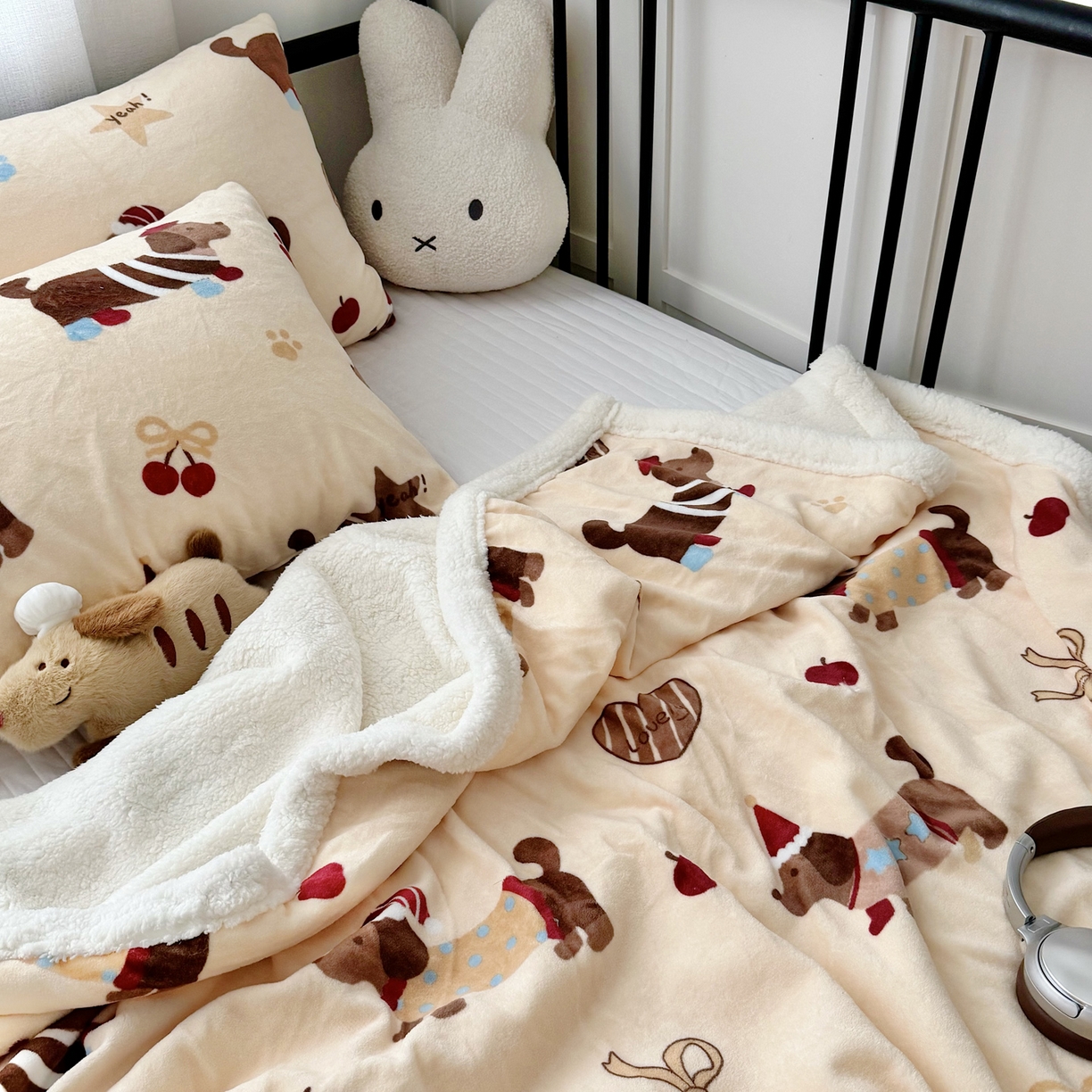 91家纺网 家纺一手货源 找家纺 寐居家纺 2025新款牛奶绒卡通毛毯系列 腊肠狗