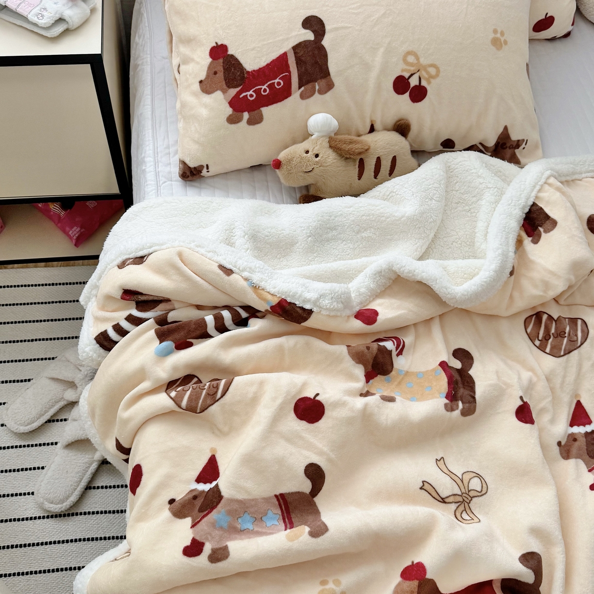 91家纺网 家纺一手货源 找家纺 寐居家纺 2025新款牛奶绒卡通毛毯系列 腊肠狗