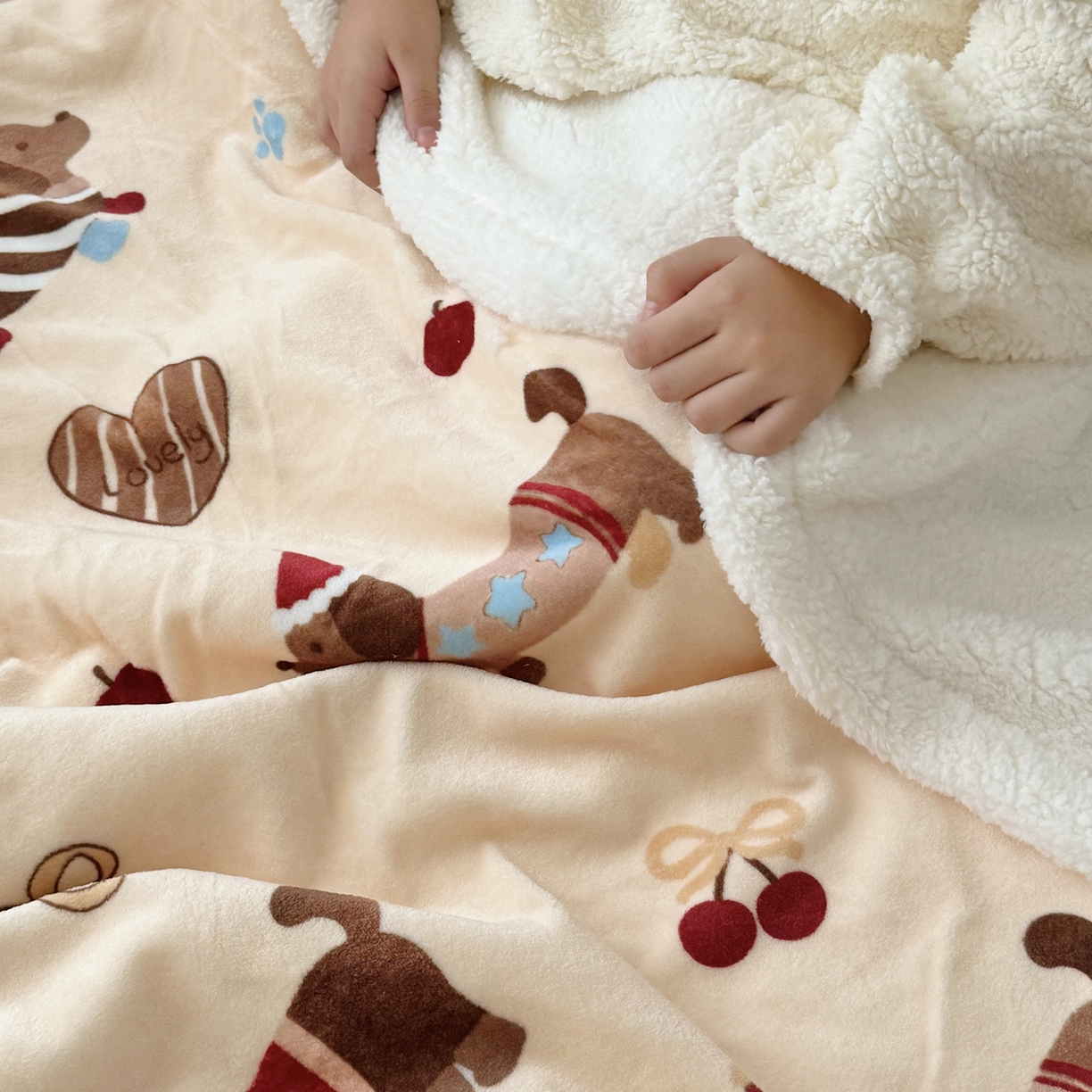 91家纺网 家纺一手货源 找家纺 寐居家纺 2025新款牛奶绒卡通毛毯系列 腊肠狗