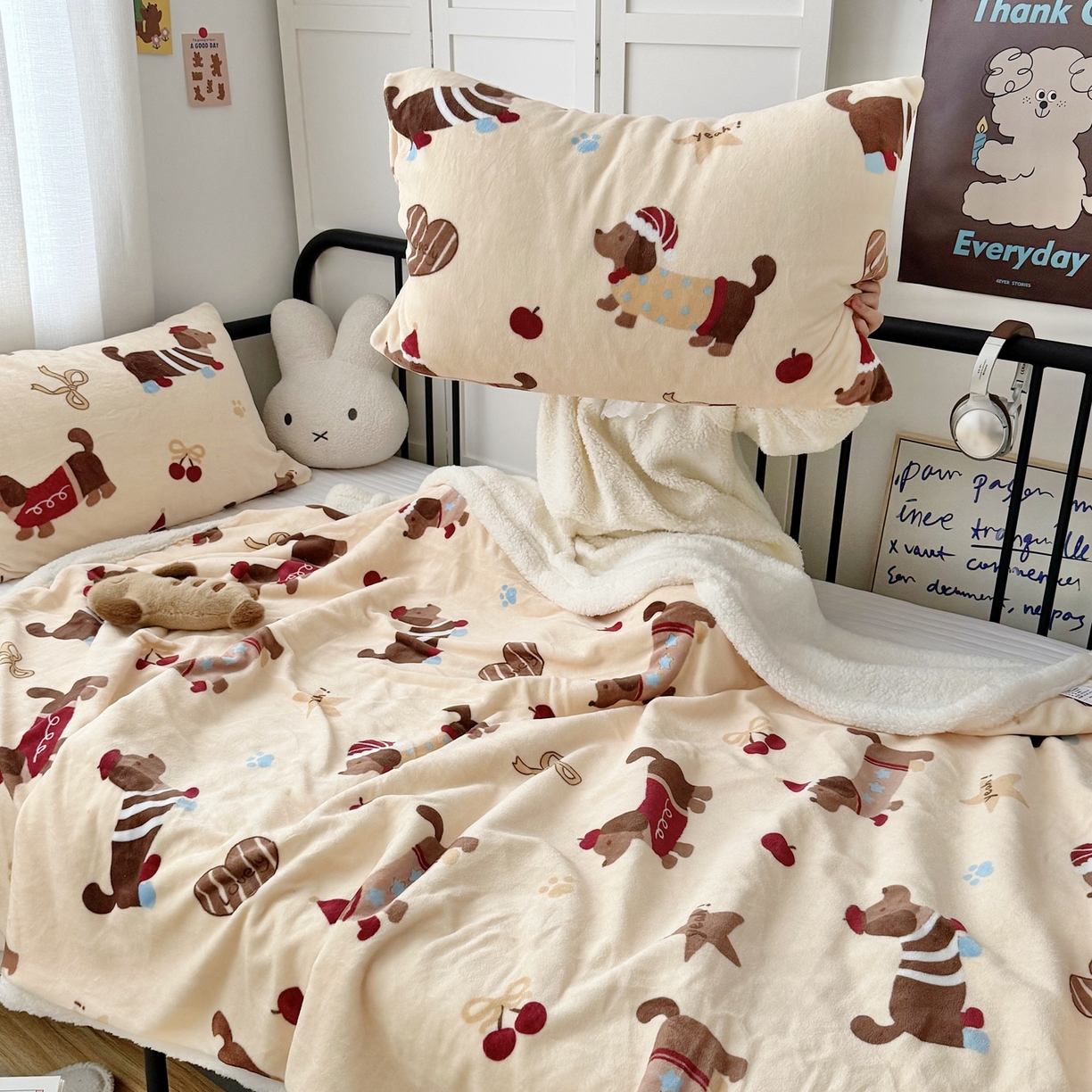 91家纺网 家纺一手货源 找家纺 寐居家纺 2025新款牛奶绒卡通毛毯系列 腊肠狗