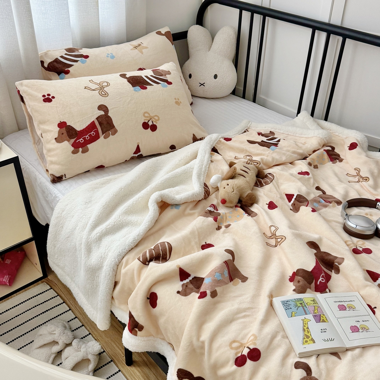 91家纺网 家纺一手货源 找家纺 寐居家纺 2025新款牛奶绒卡通毛毯系列 腊肠狗