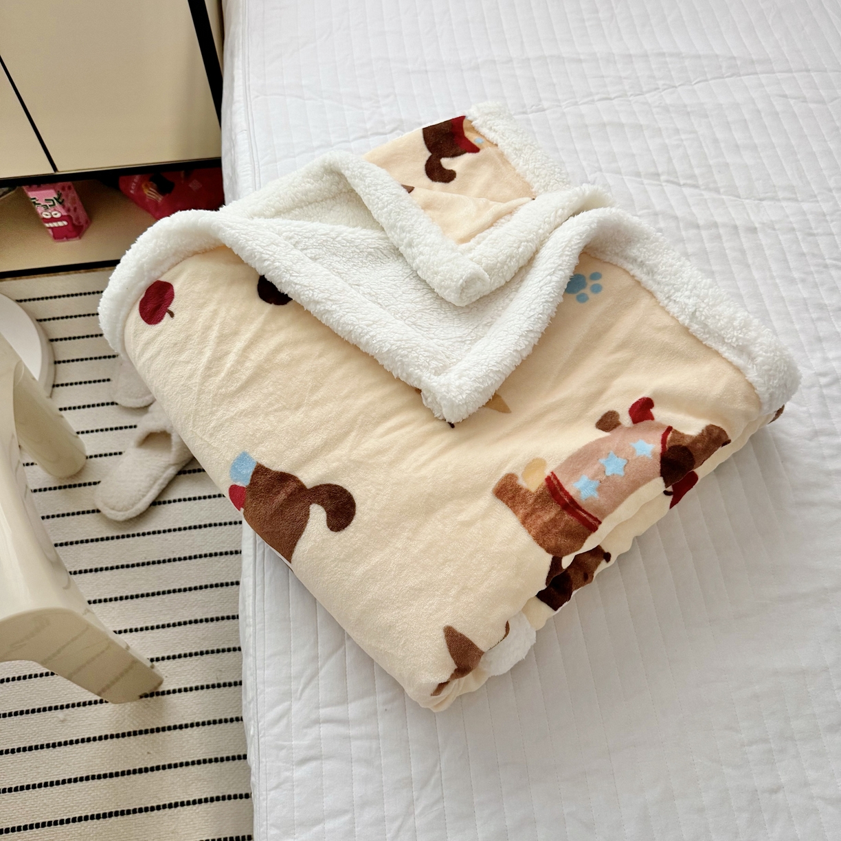 91家纺网 家纺一手货源 找家纺 寐居家纺 2025新款牛奶绒卡通毛毯系列 腊肠狗