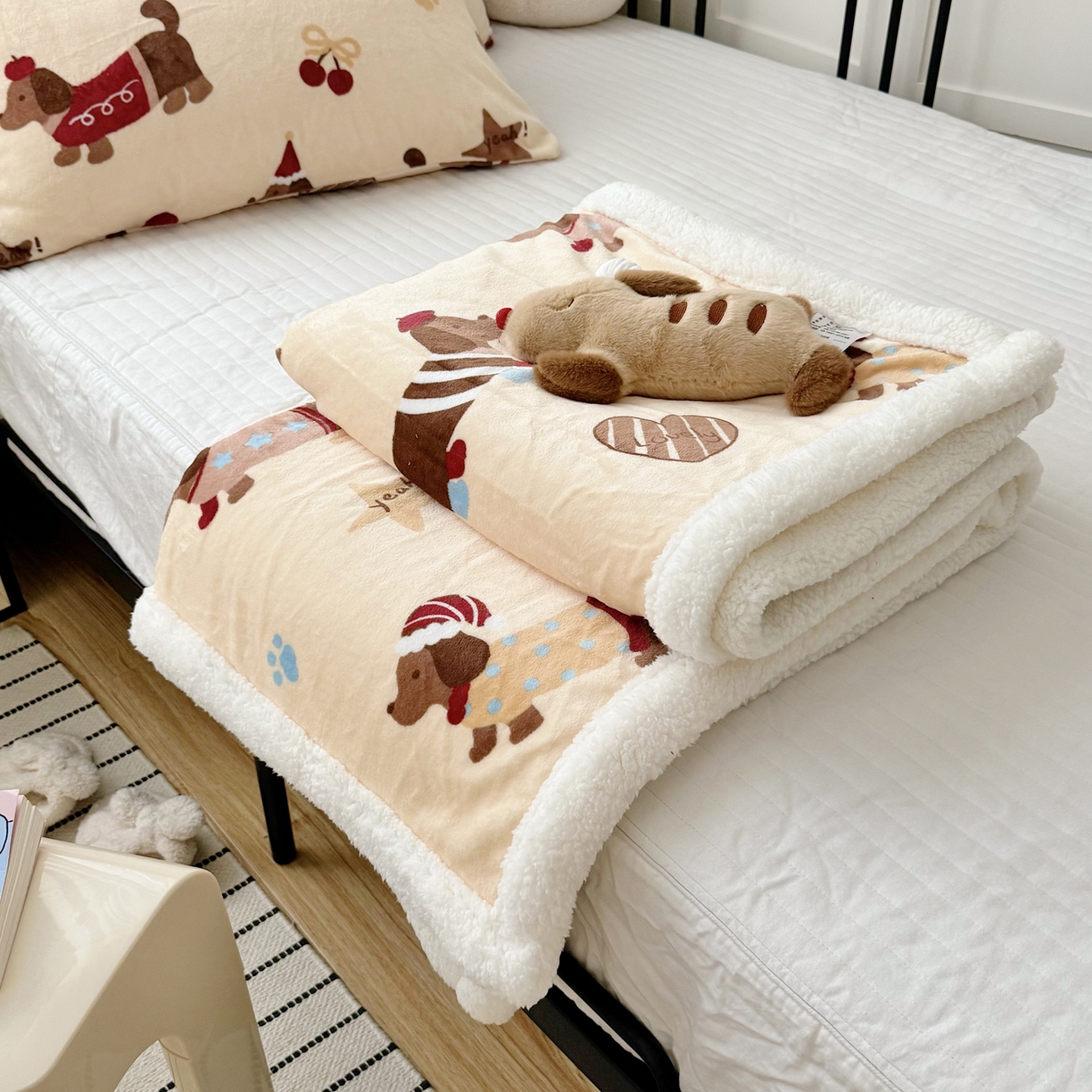 91家纺网 家纺一手货源 找家纺 寐居家纺 2025新款牛奶绒卡通毛毯系列 腊肠狗