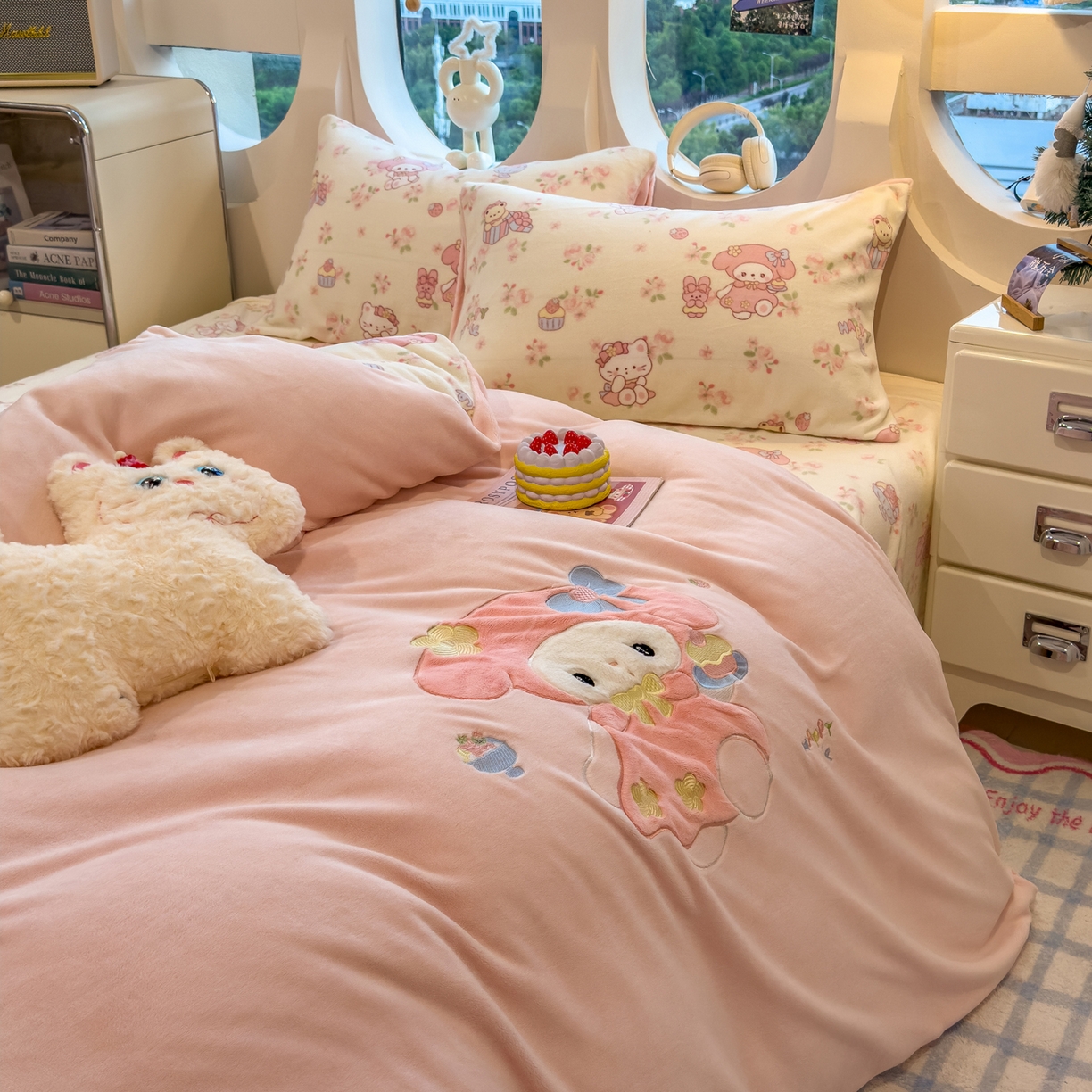 91家纺网 家纺一手货源 找家纺 摩妮卡 2025新款卡通牛奶绒刺绣四件套系列 垂耳宝宝