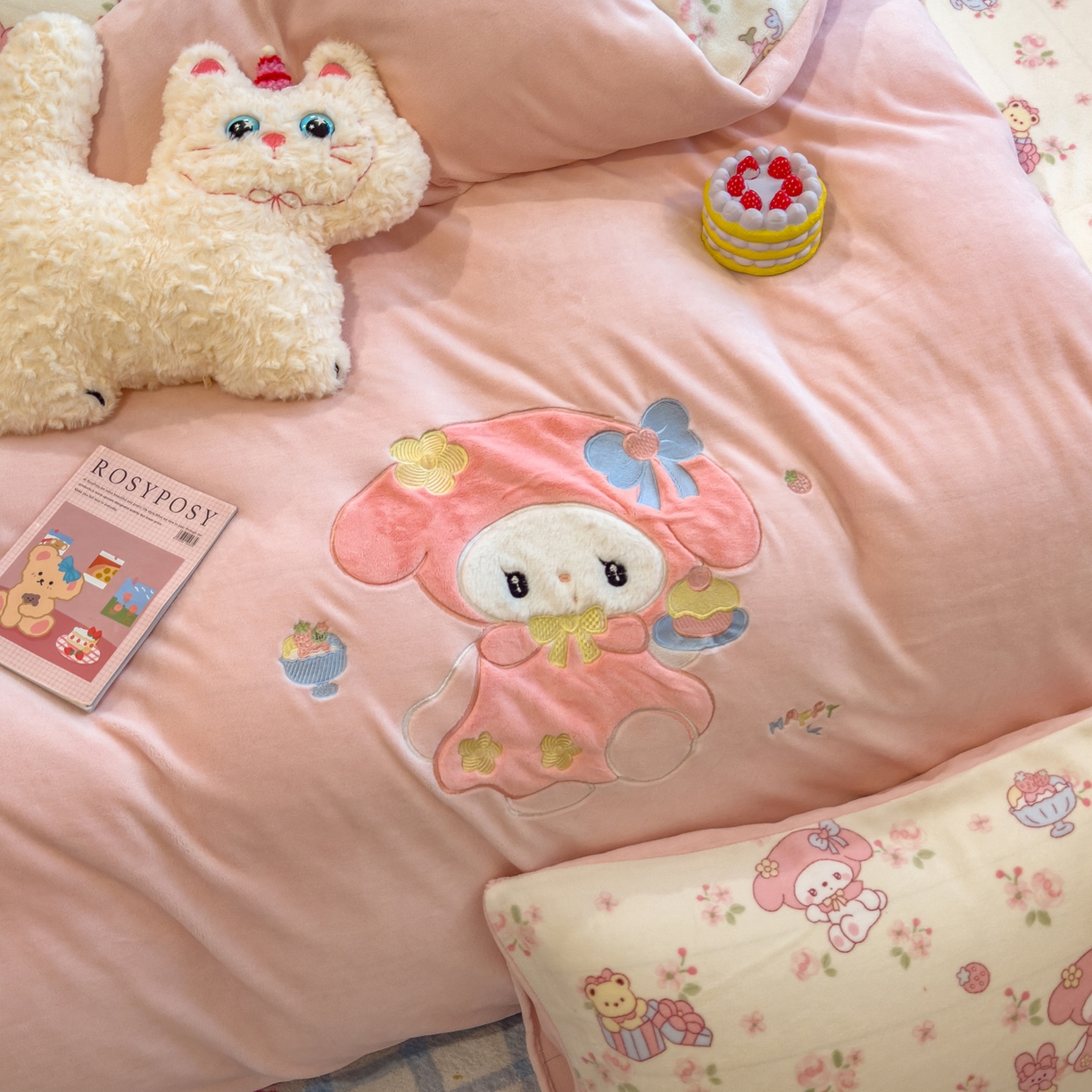 91家纺网 家纺一手货源 找家纺 摩妮卡 2025新款卡通牛奶绒刺绣四件套系列 垂耳宝宝