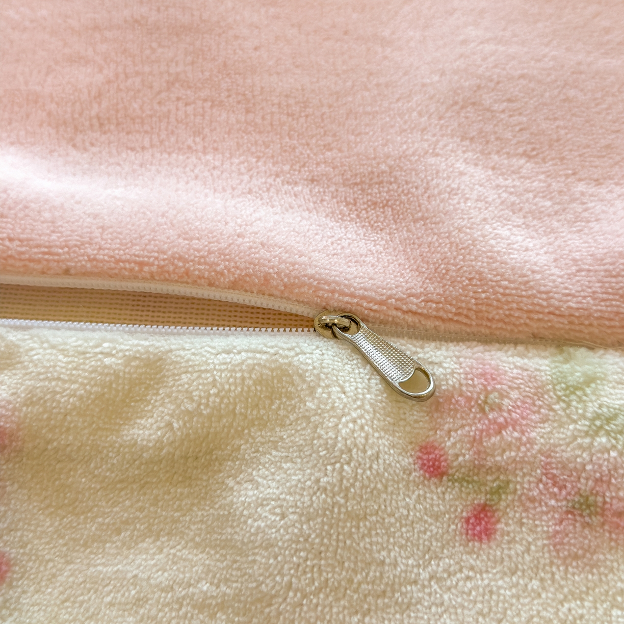 91家纺网 家纺一手货源 找家纺 摩妮卡 2025新款卡通牛奶绒刺绣四件套系列 垂耳宝宝