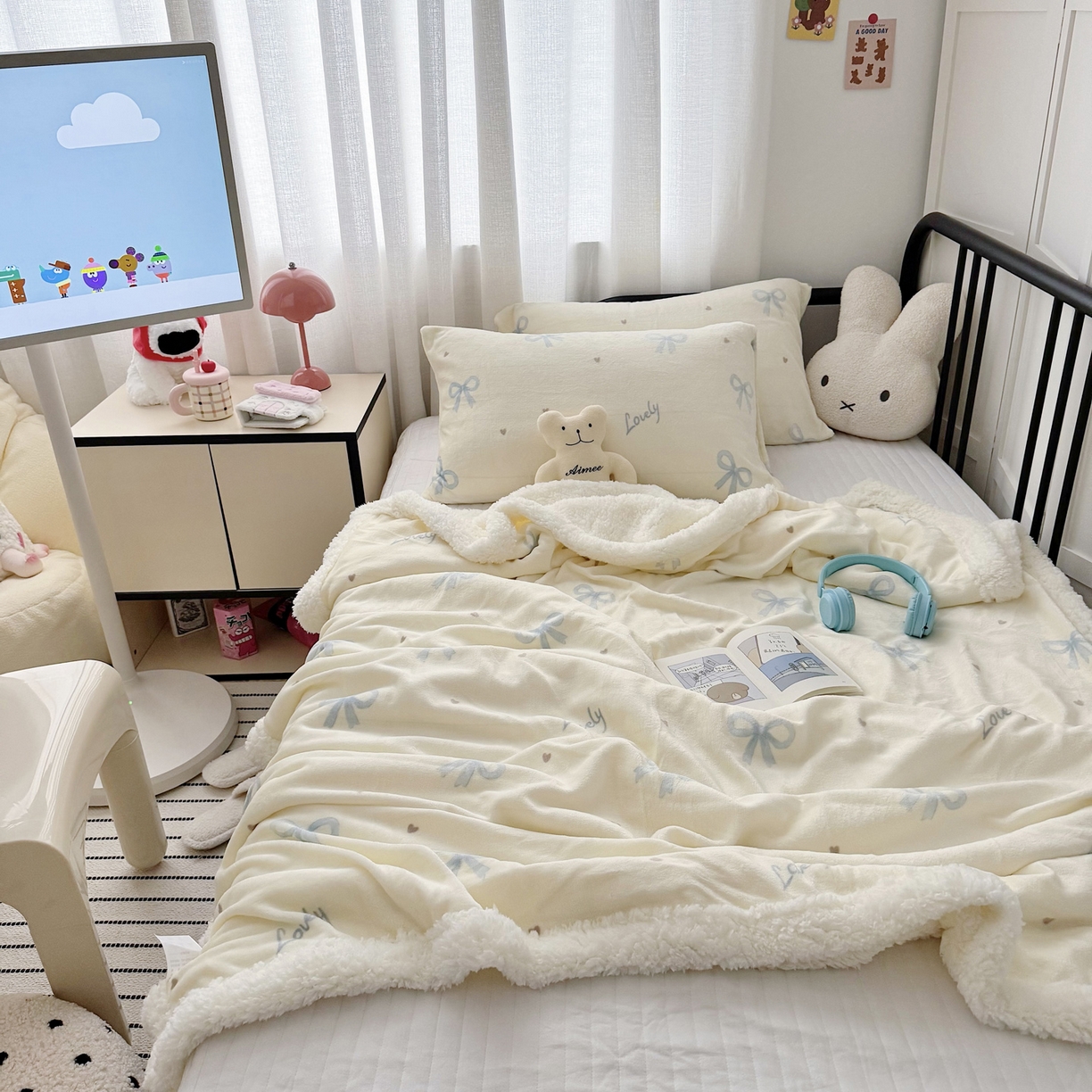 寐居家纺 2025新款牛奶绒卡通毛毯系列 蓝色蝴蝶结
