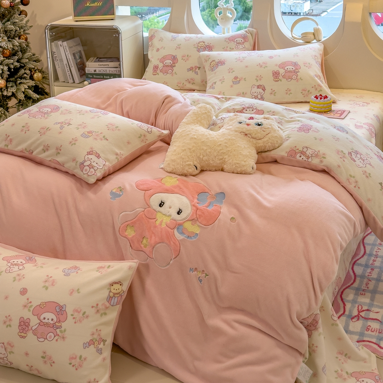 91家纺网 家纺一手货源 找家纺 摩妮卡 2025新款卡通牛奶绒刺绣四件套系列 垂耳宝宝