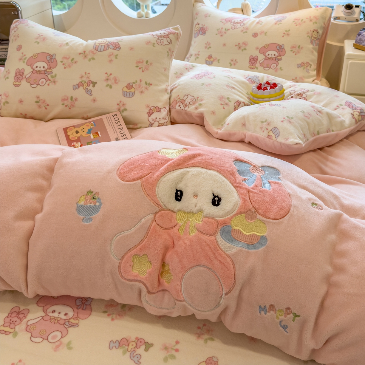 91家纺网 家纺一手货源 找家纺 摩妮卡 2025新款卡通牛奶绒刺绣四件套系列 垂耳宝宝