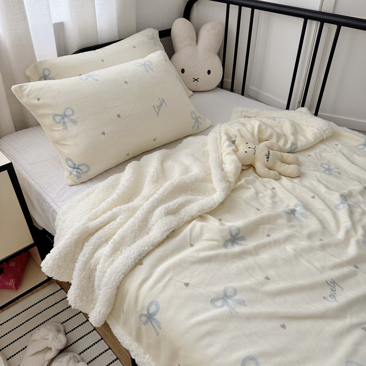 91家纺网 家纺一手货源 找家纺 寐居家纺 2025新款牛奶绒卡通毛毯系列 蓝色蝴蝶结