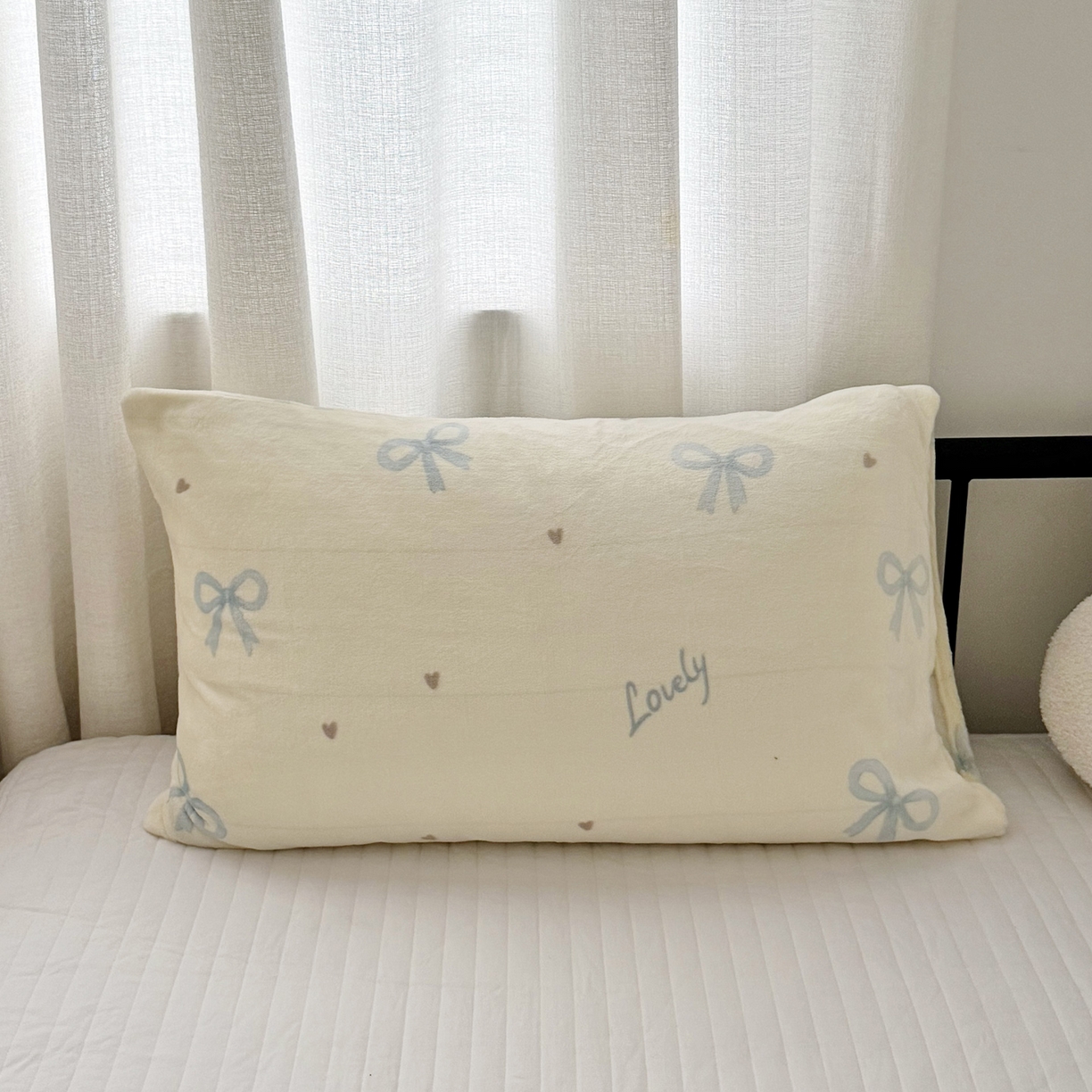 91家纺网 家纺一手货源 找家纺 寐居家纺 2025新款牛奶绒卡通毛毯系列 蓝色蝴蝶结