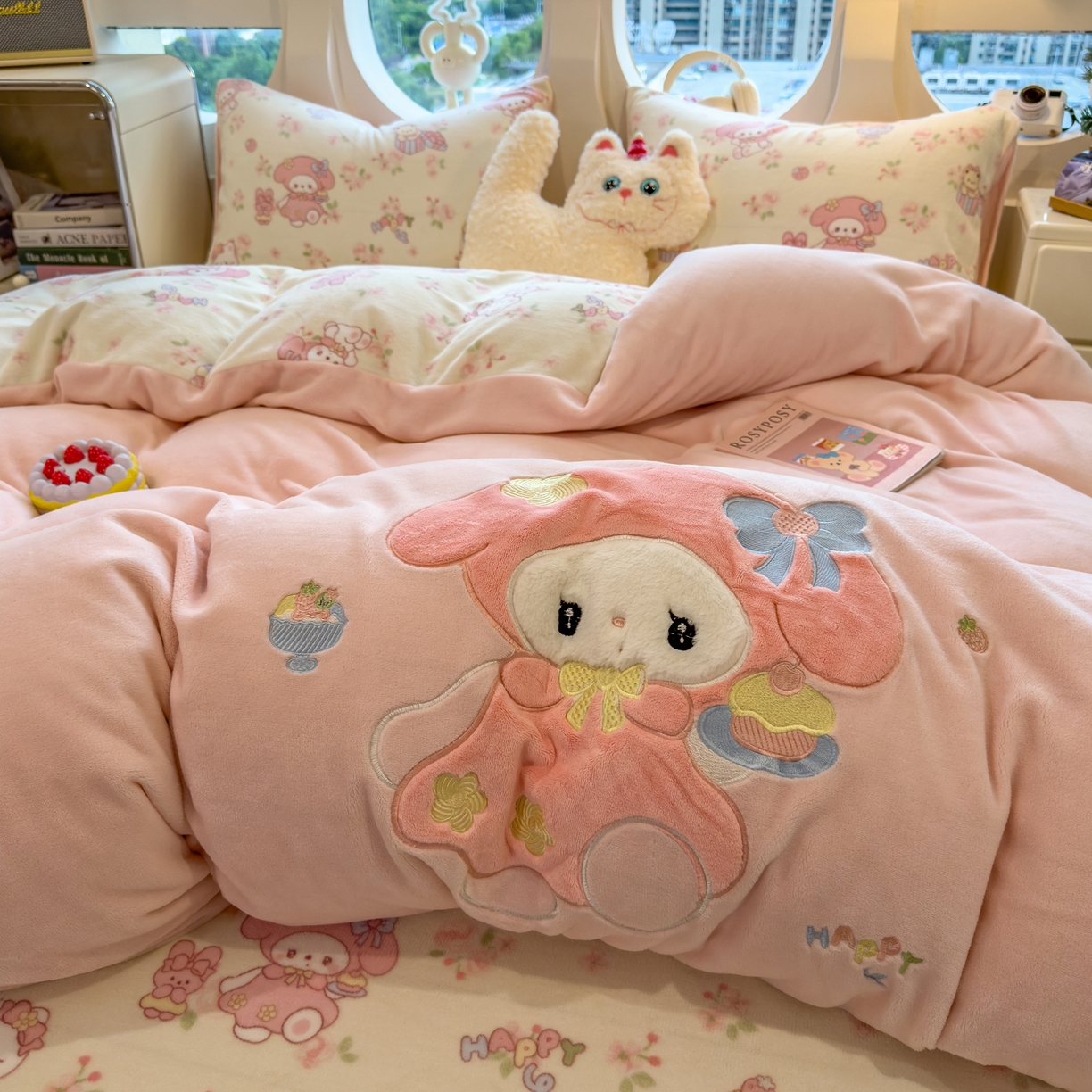 91家纺网 家纺一手货源 找家纺 摩妮卡 2025新款卡通牛奶绒刺绣四件套系列 垂耳宝宝