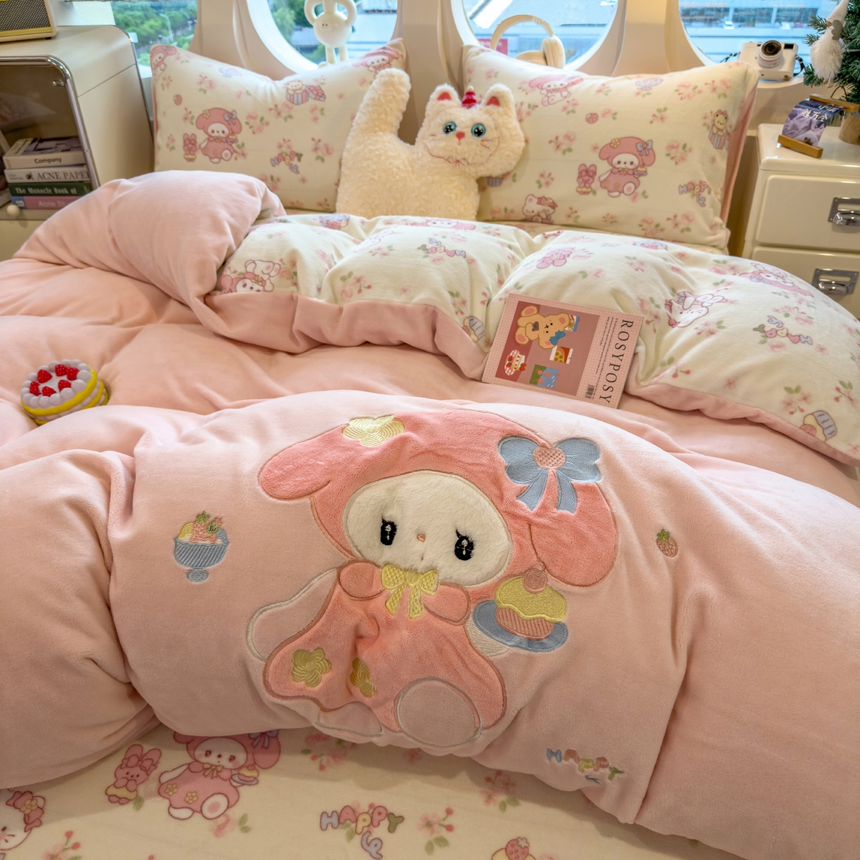 91家纺网 家纺一手货源 找家纺 摩妮卡 2025新款卡通牛奶绒刺绣四件套系列 垂耳宝宝