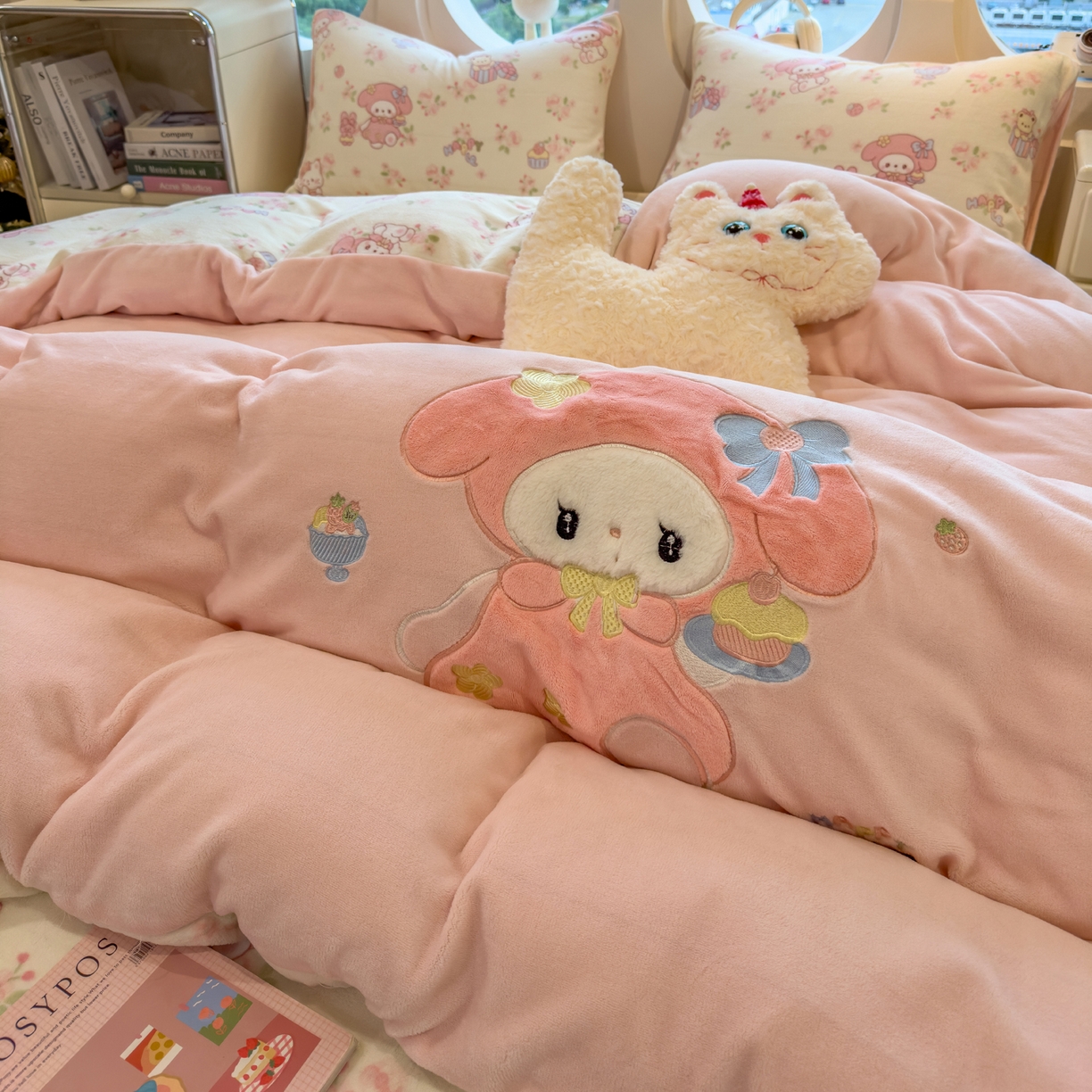 91家纺网 家纺一手货源 找家纺 摩妮卡 2025新款卡通牛奶绒刺绣四件套系列 垂耳宝宝