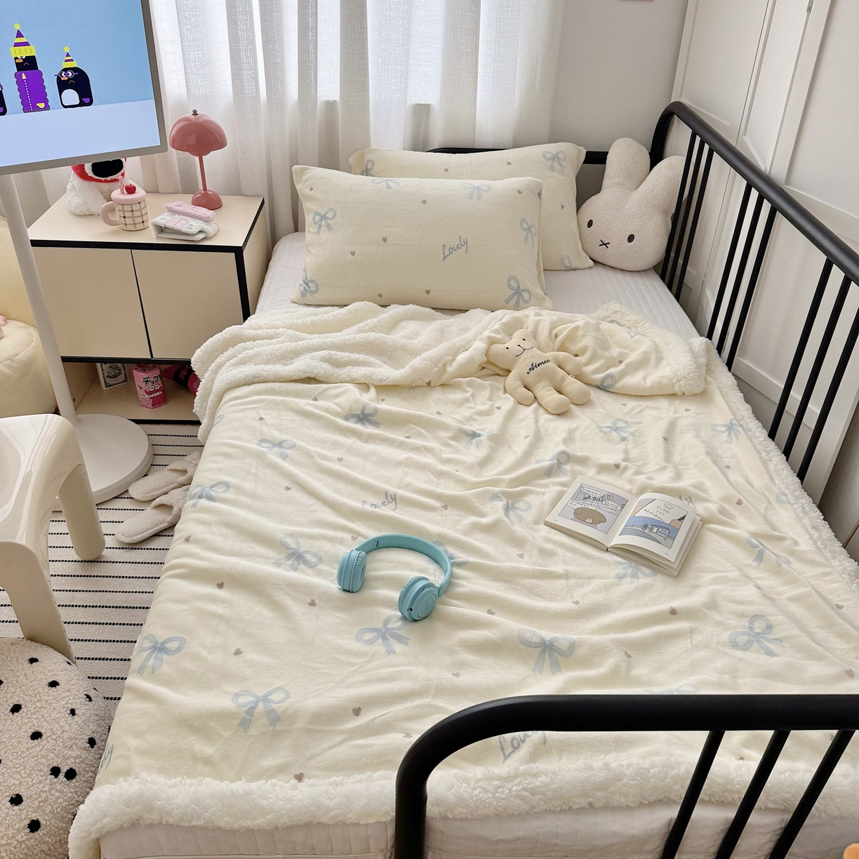 91家纺网 家纺一手货源 找家纺 寐居家纺 2025新款牛奶绒卡通毛毯系列 蓝色蝴蝶结