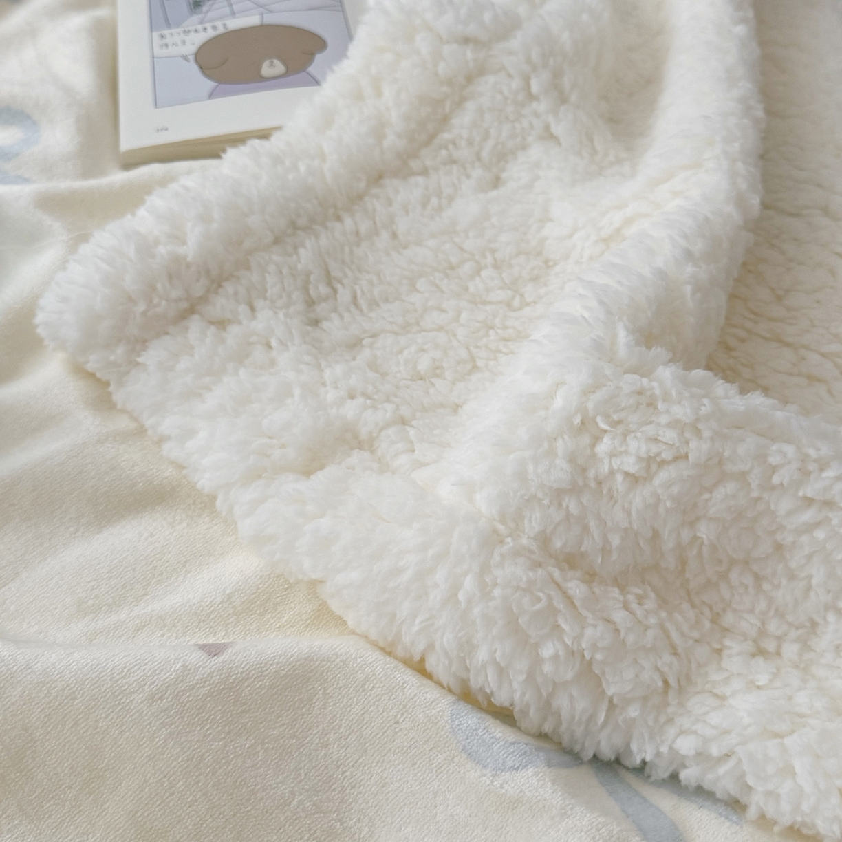 91家纺网 家纺一手货源 找家纺 寐居家纺 2025新款牛奶绒卡通毛毯系列 蓝色蝴蝶结