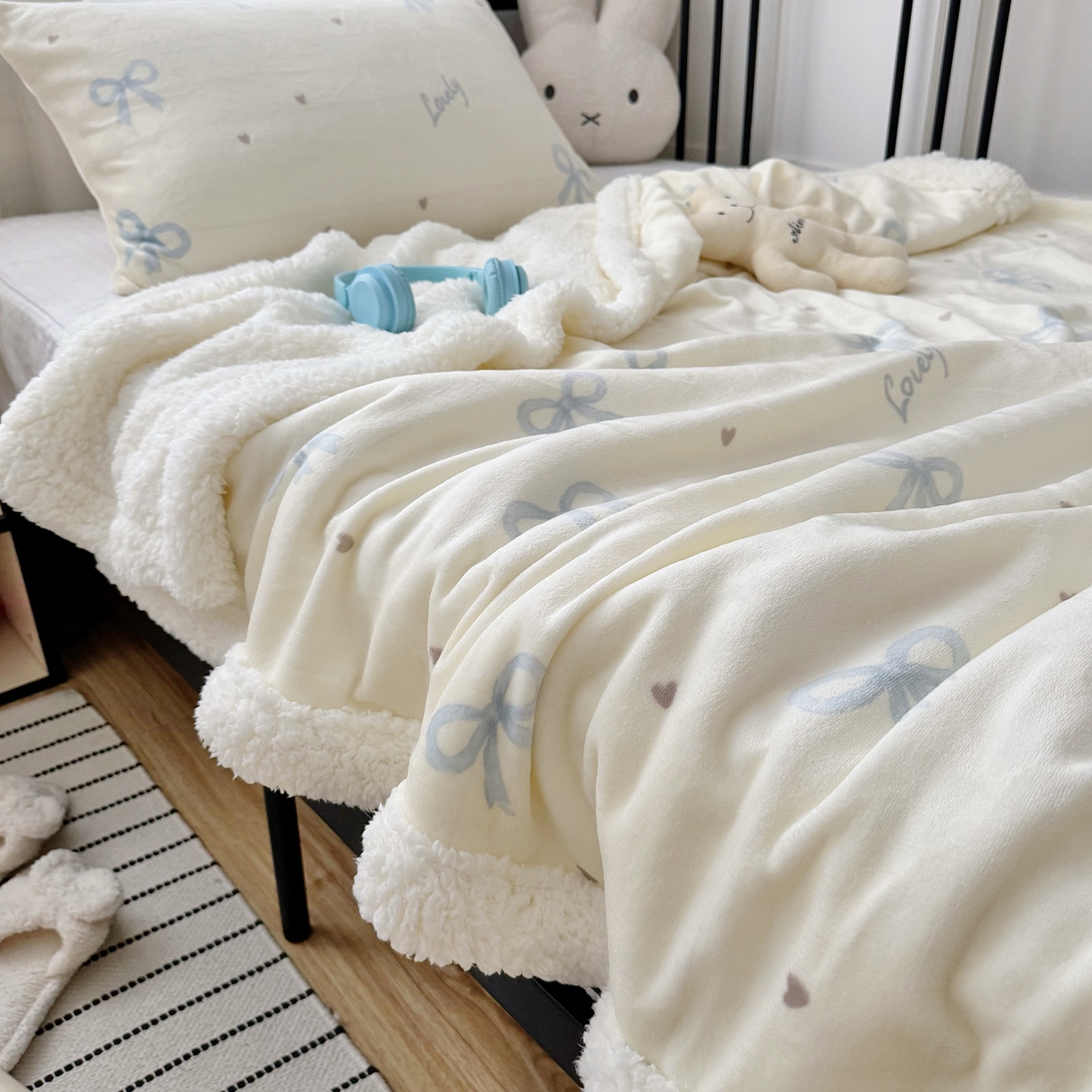 91家纺网 家纺一手货源 找家纺 寐居家纺 2025新款牛奶绒卡通毛毯系列 蓝色蝴蝶结