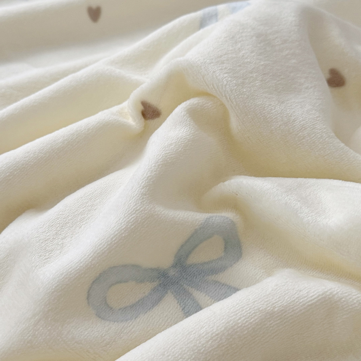 91家纺网 家纺一手货源 找家纺 寐居家纺 2025新款牛奶绒卡通毛毯系列 蓝色蝴蝶结