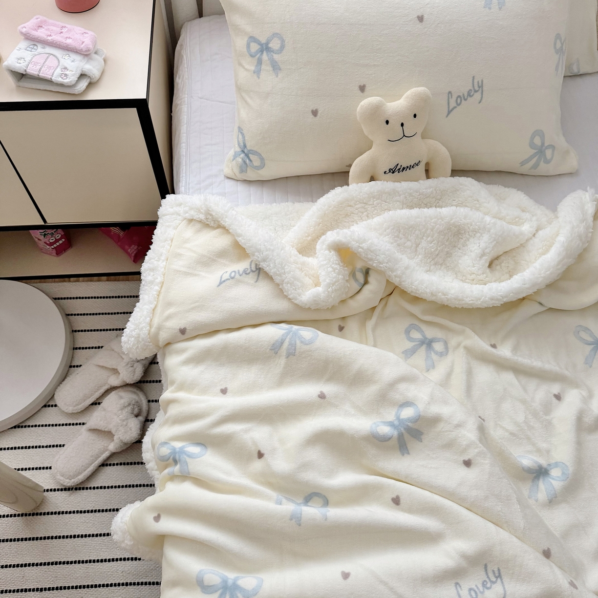 91家纺网 家纺一手货源 找家纺 寐居家纺 2025新款牛奶绒卡通毛毯系列 蓝色蝴蝶结