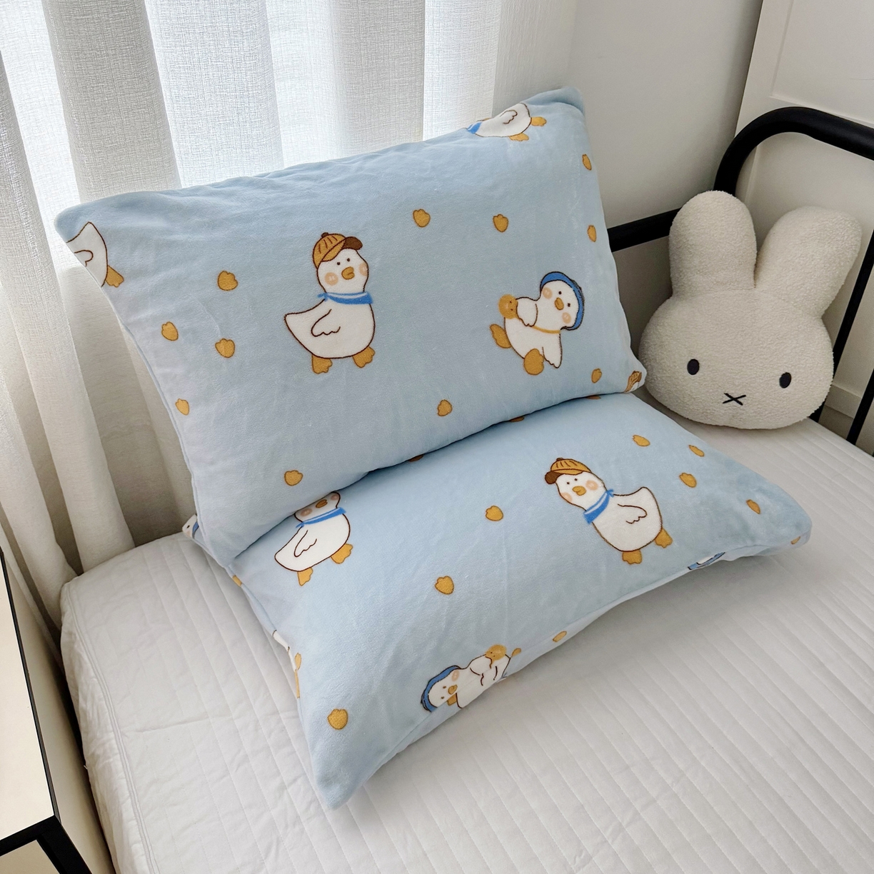 91家纺网 家纺一手货源 找家纺 寐居家纺 2025新款牛奶绒卡通毛毯系列 蓝鸭子