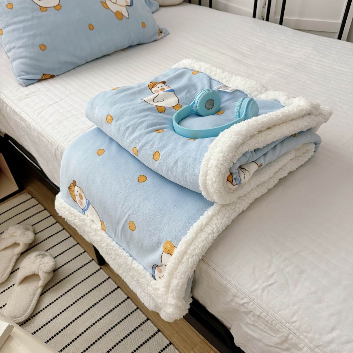 91家纺网 家纺一手货源 找家纺 寐居家纺 2025新款牛奶绒卡通毛毯系列 蓝鸭子
