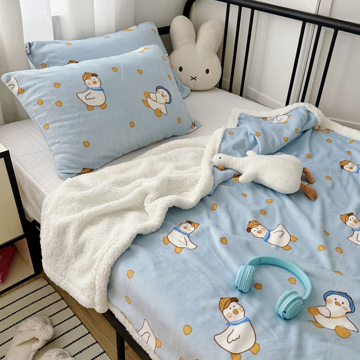 91家纺网 家纺一手货源 找家纺 寐居家纺 2025新款牛奶绒卡通毛毯系列 蓝鸭子