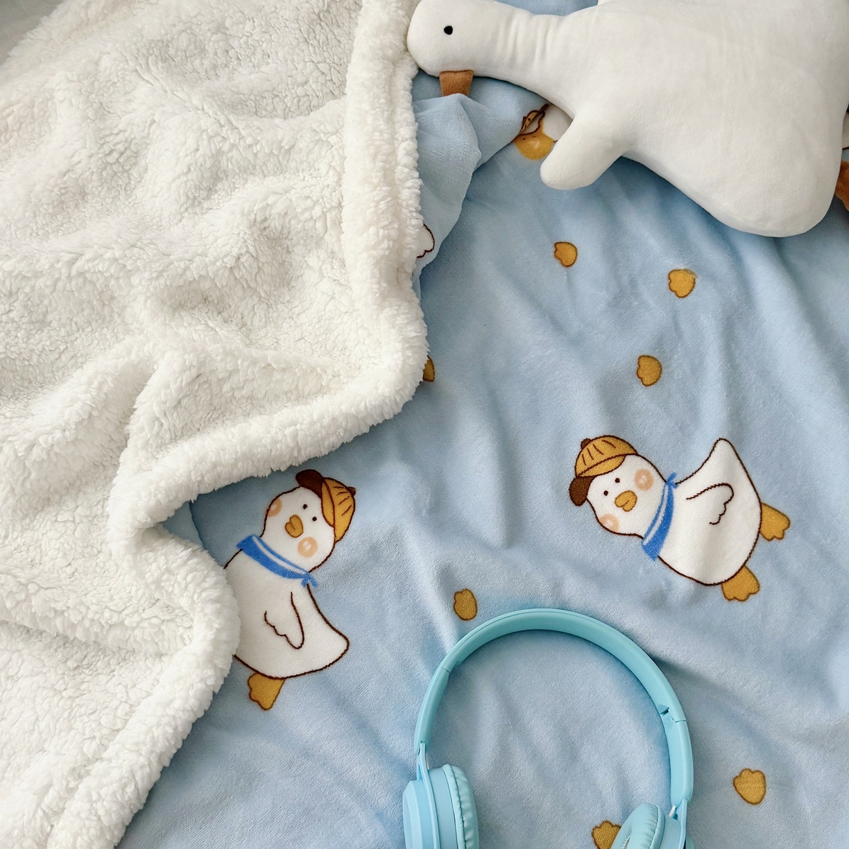 91家纺网 家纺一手货源 找家纺 寐居家纺 2025新款牛奶绒卡通毛毯系列 蓝鸭子