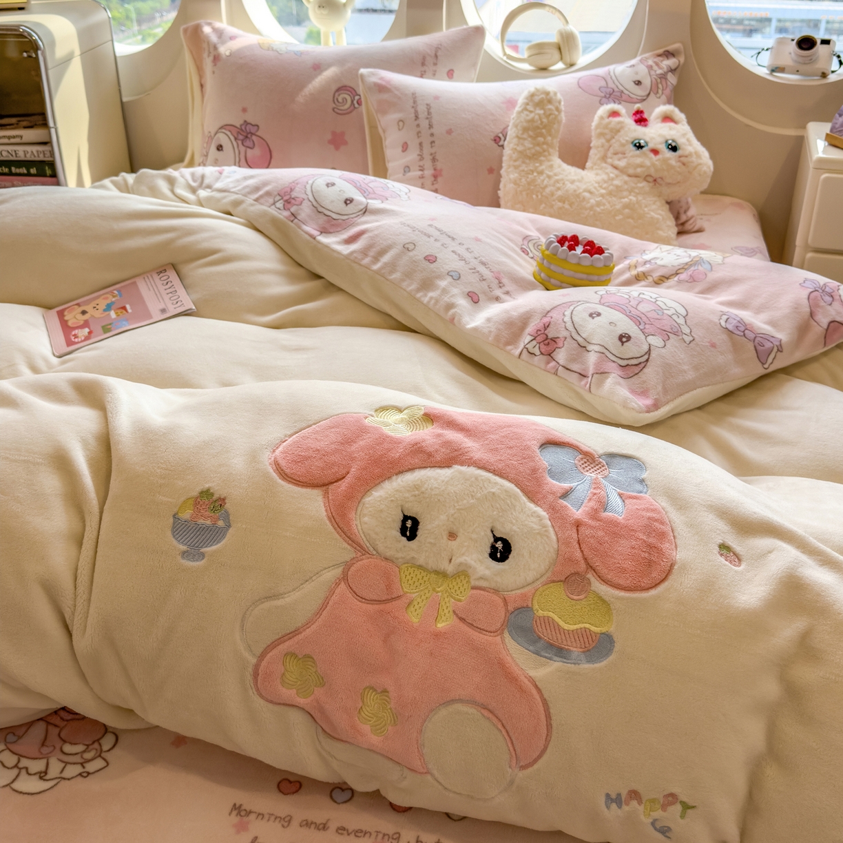 摩妮卡 2025新款卡通牛奶绒刺绣四件套系列 甜点师