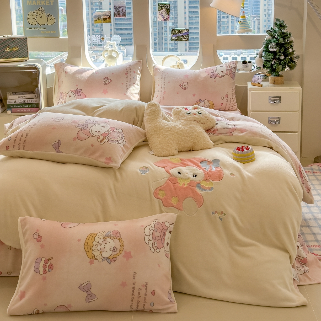 91家纺网 家纺一手货源 找家纺 摩妮卡 2025新款卡通牛奶绒刺绣四件套系列 甜点师